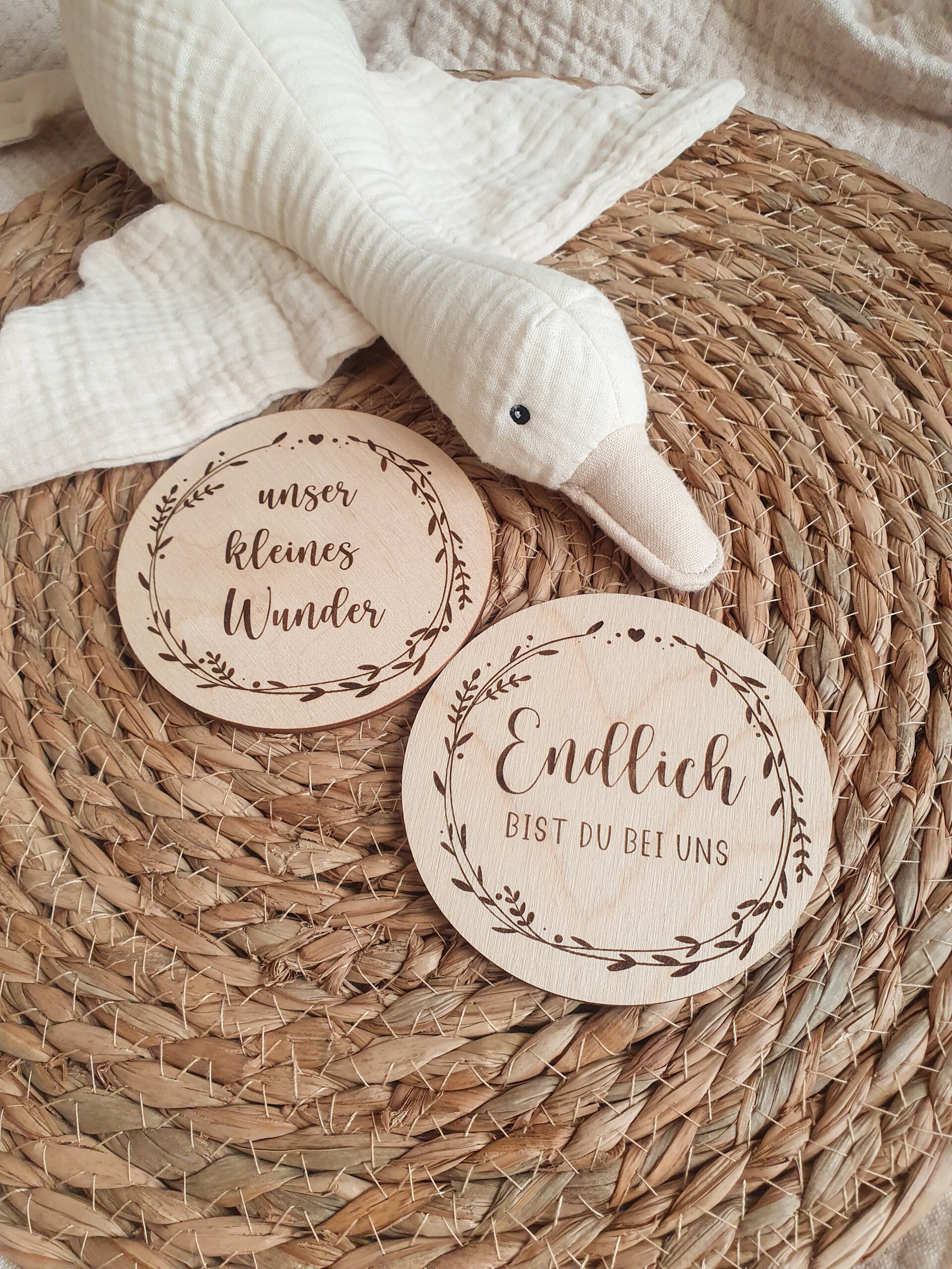 HOLZSCHEIBE "ENDLICH BIST DU BEI UNS" BLUMENKRANZ