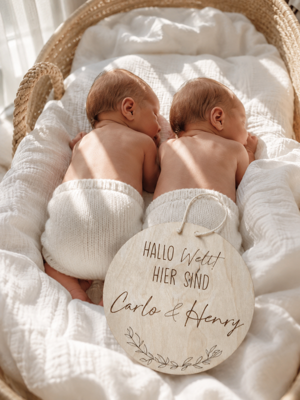 HOLZSCHEIBE ZWILLINGE "HALLO WELT! HIER SIND" PERSONALISIERT
