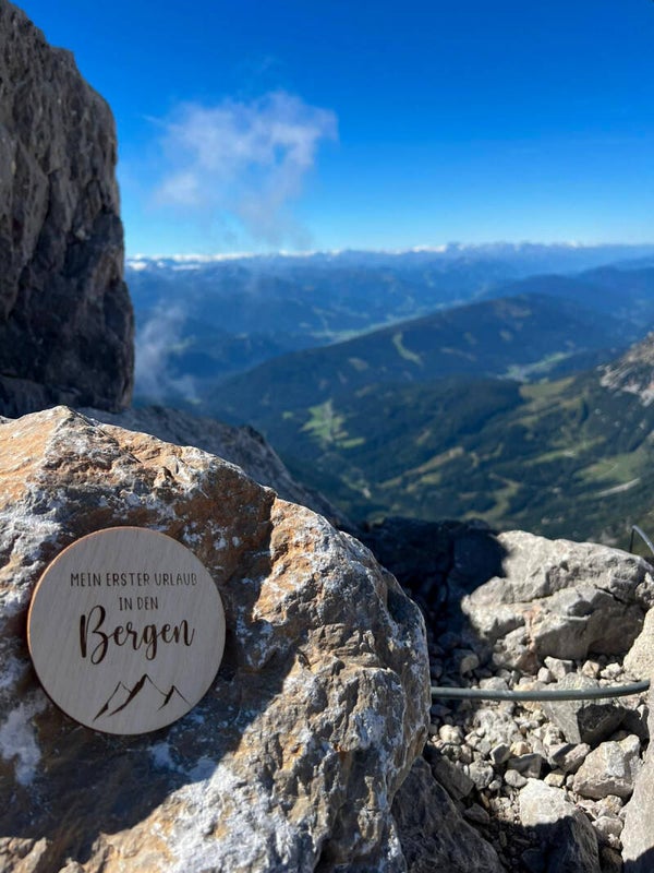 HOLZSCHEIBE "ERSTER URLAUB IN DEN BERGEN"