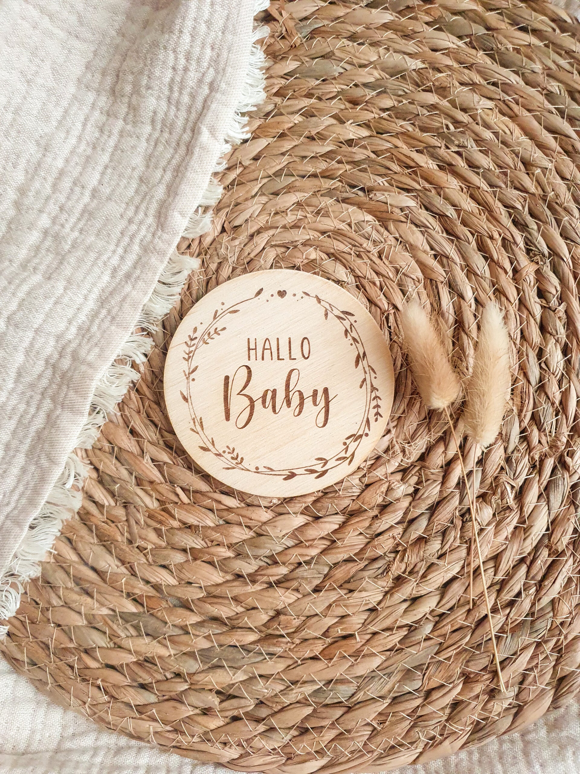 HOLZSCHEIBE "HALLO BABY" BLUMENKRANZ