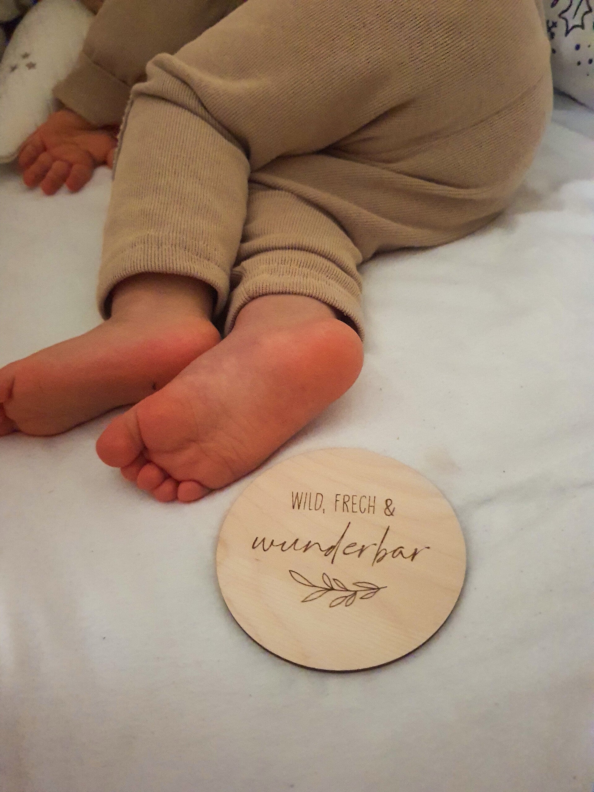 HOLZSCHEIBE "WILD,FRECH UND WUNDERBAR"