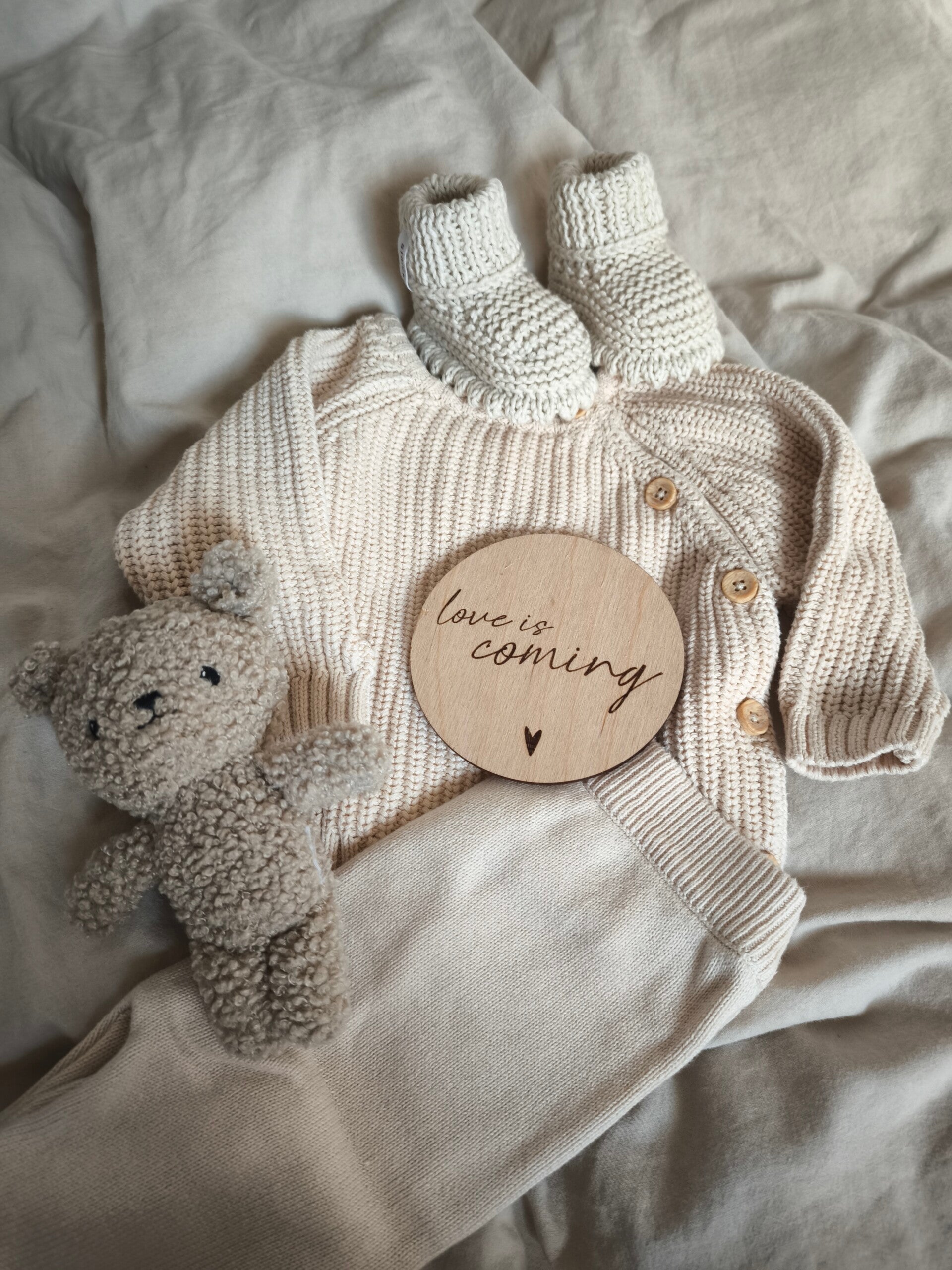 HOLZSCHEIBE "LOVE IS COMING"