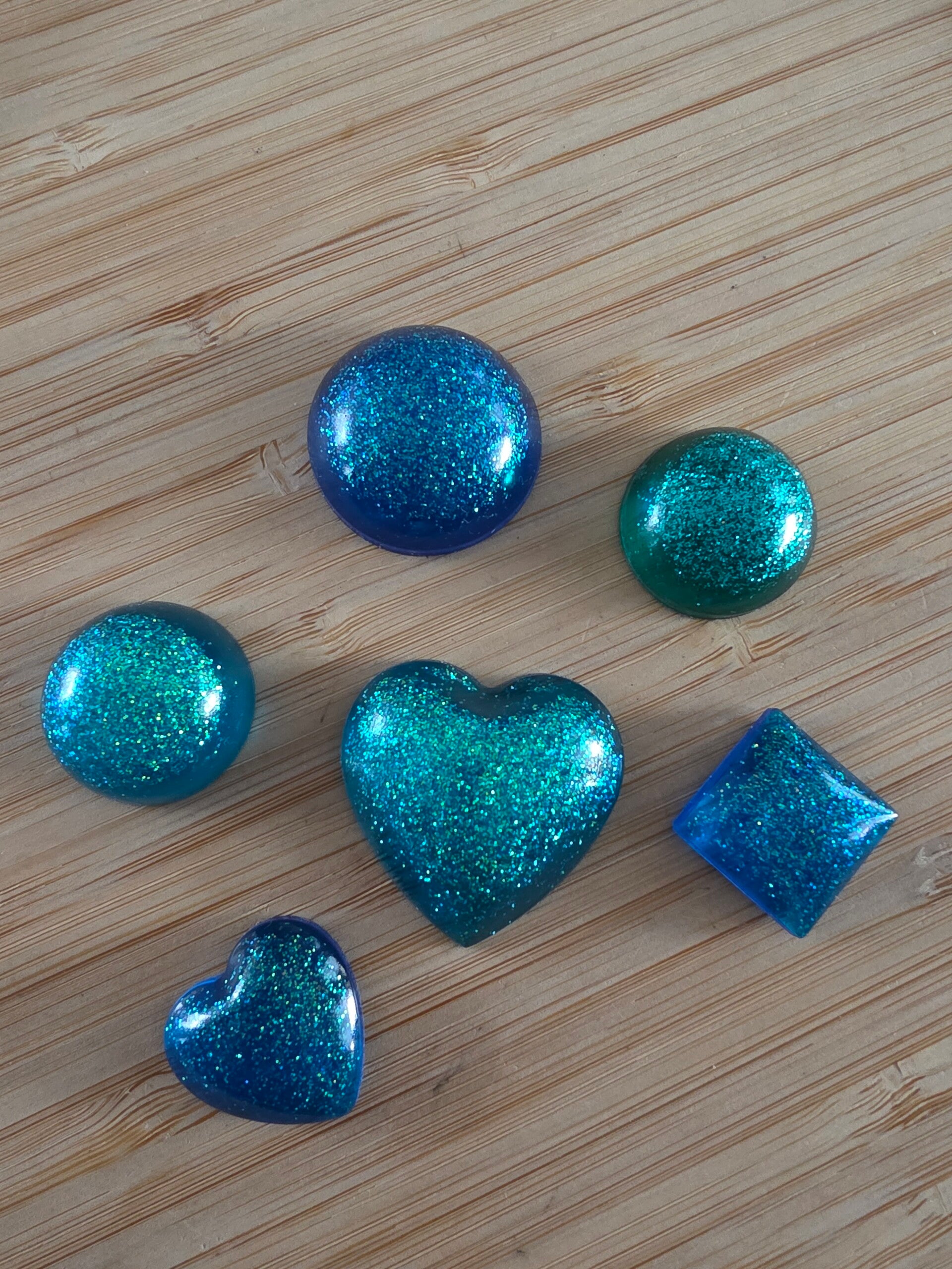 Loose parts, regenboog water