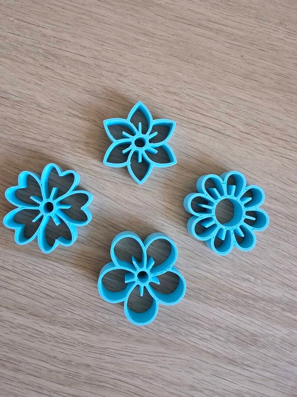 Bloemen uitsteekvormen, babyblauw