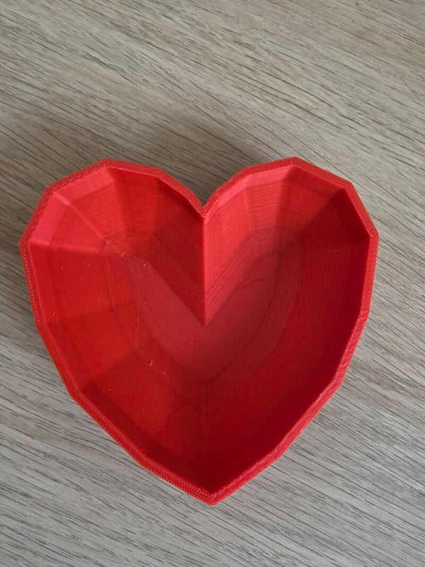 Harten bakje rood