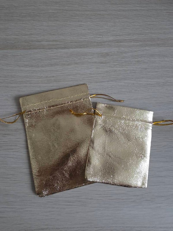 Kleine goudkleurige zakjes