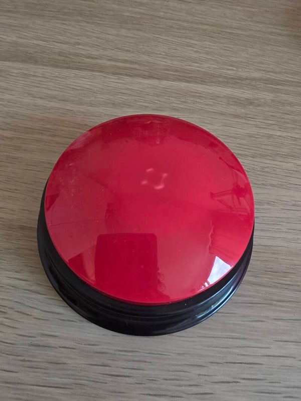 Inspreekknop rood, met kleine beschadiging