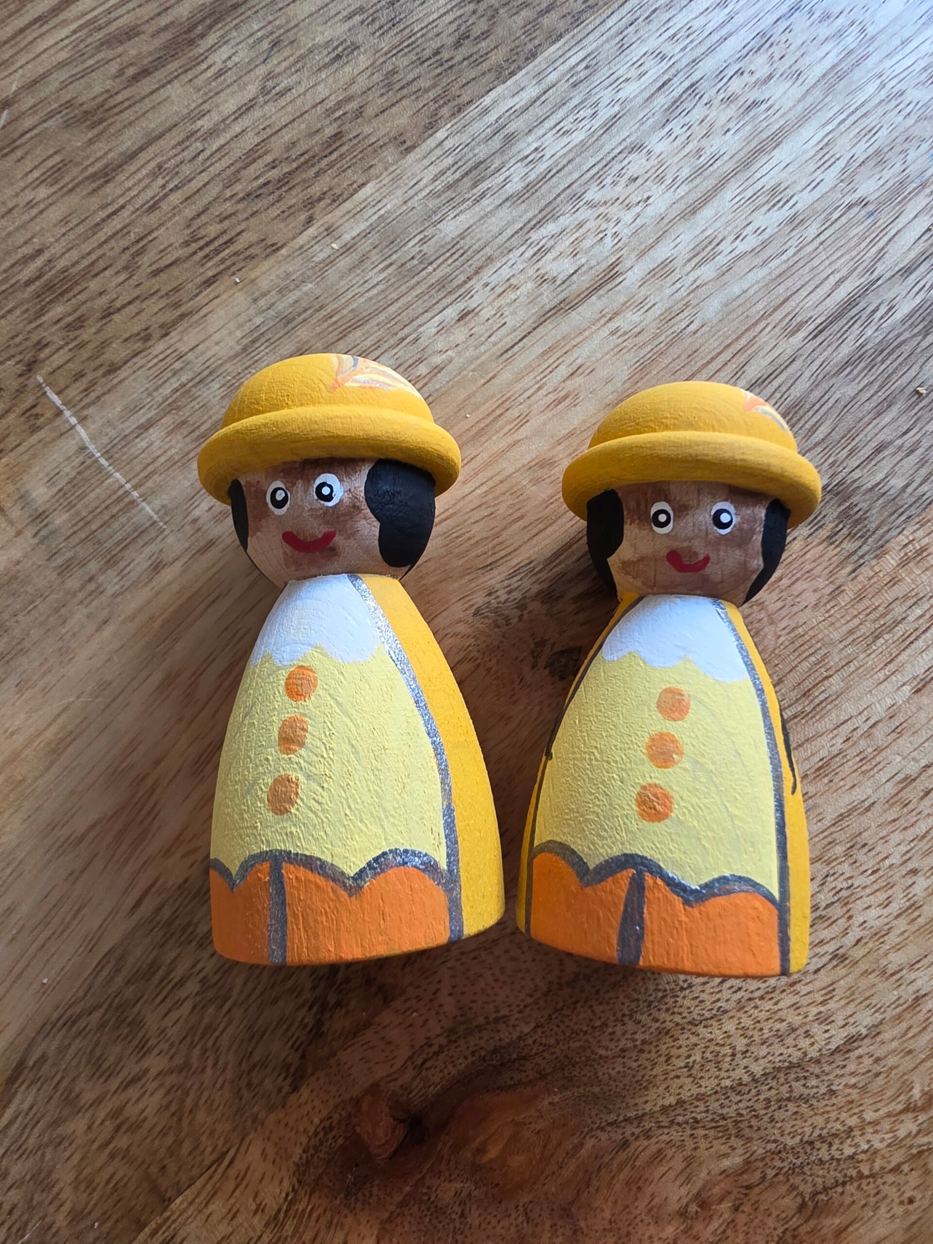 Handgeschilderde pegdoll, pietje geel