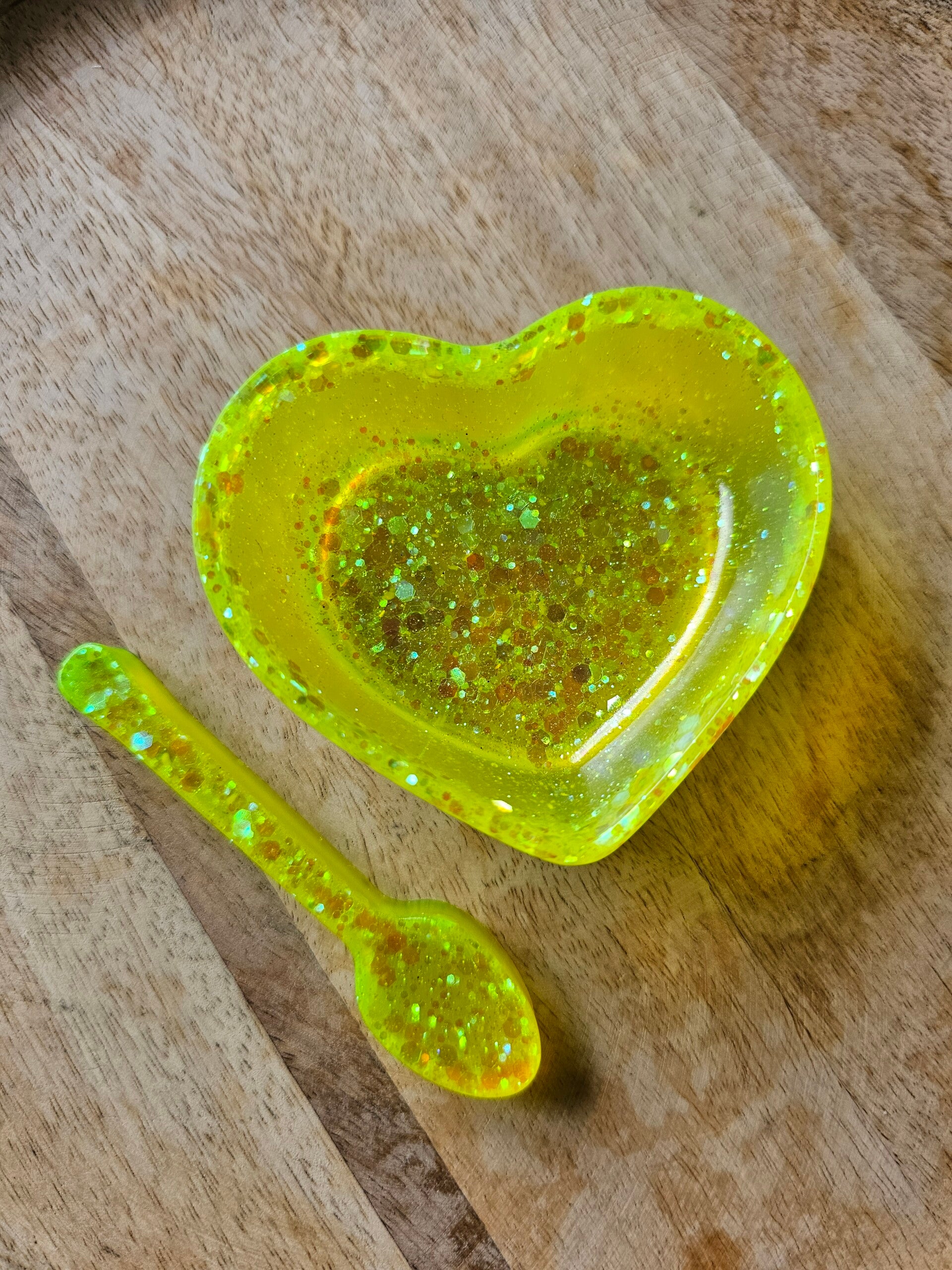 Neon, hartjesbakje geel