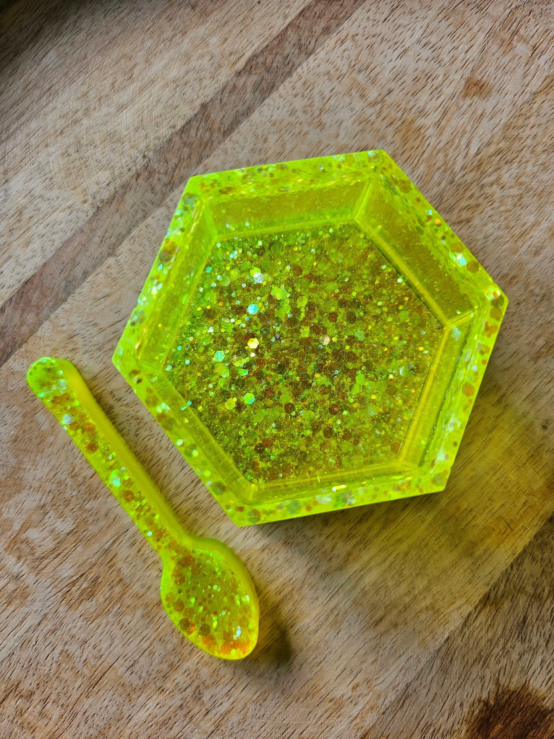 Neon, hexagon bakje geel