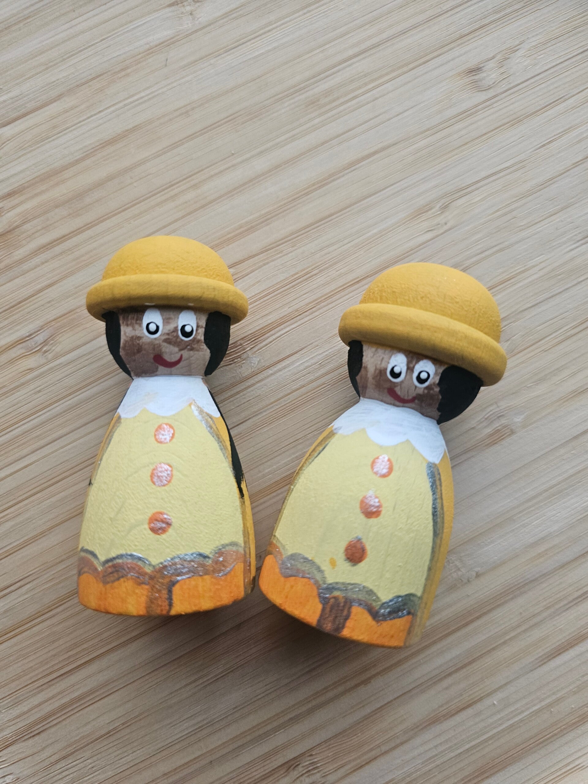 Handgeschilderde pegdoll, pietje geel