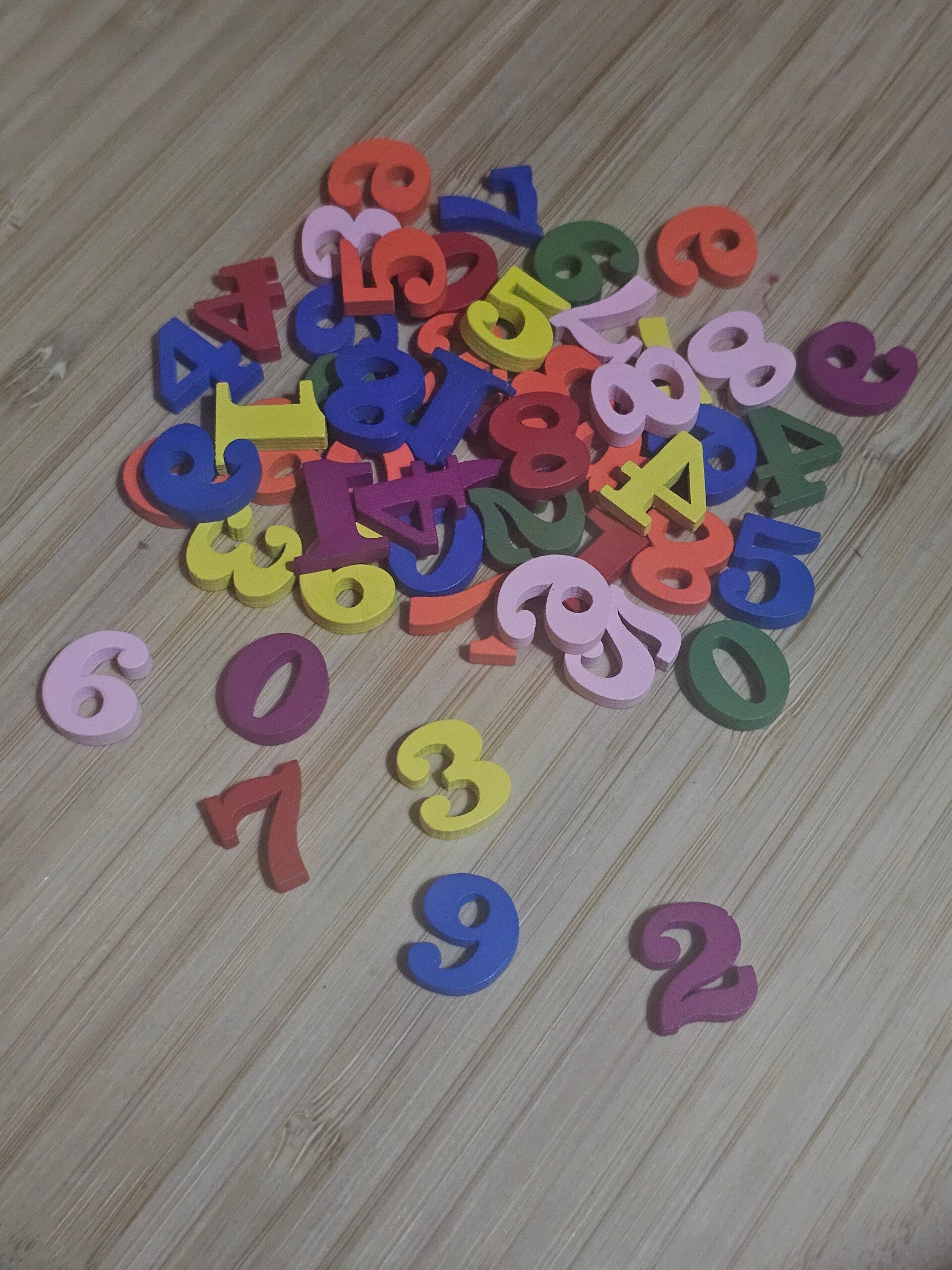 Loose parts, houten cijfers regenboog