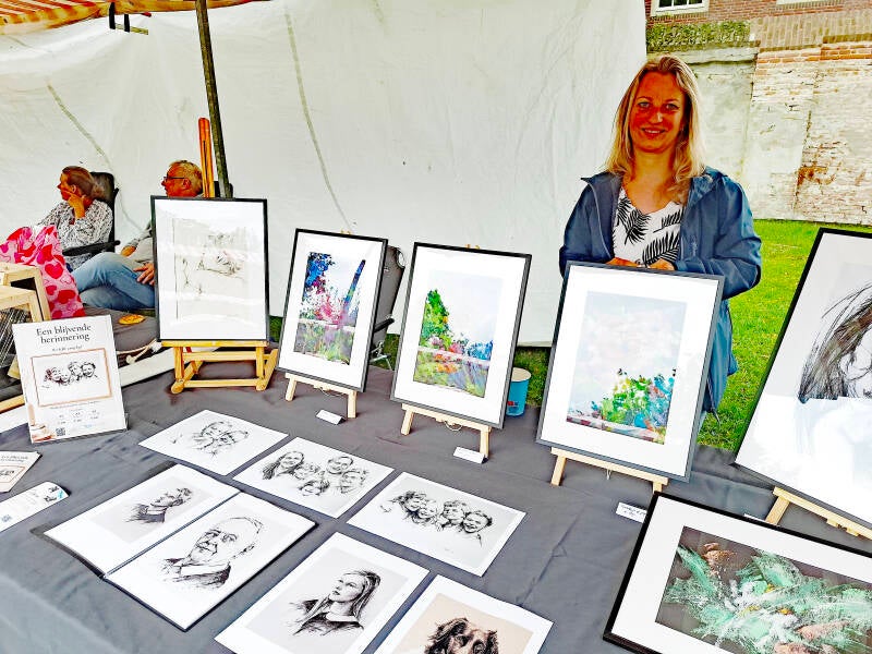 20260913-burense-kunstmarkt-21-szilvia-barsi-portretten-met-geperst-houtskool-standard.jpg