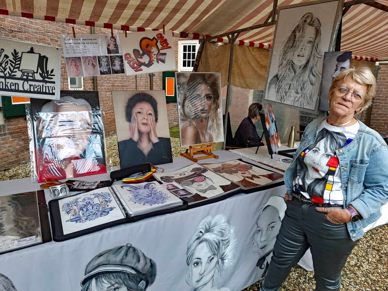 20260913-burense-kunstmarkt-31-marjan-franken-portretten-met-ballpoint-en-airbrush-standard.jpg