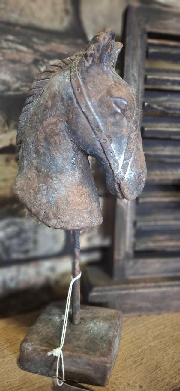 Stenen paard op voet