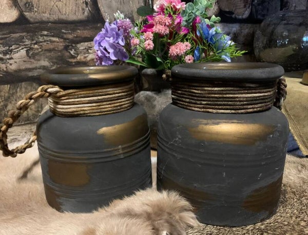 Vaas sober gekleurd met koord