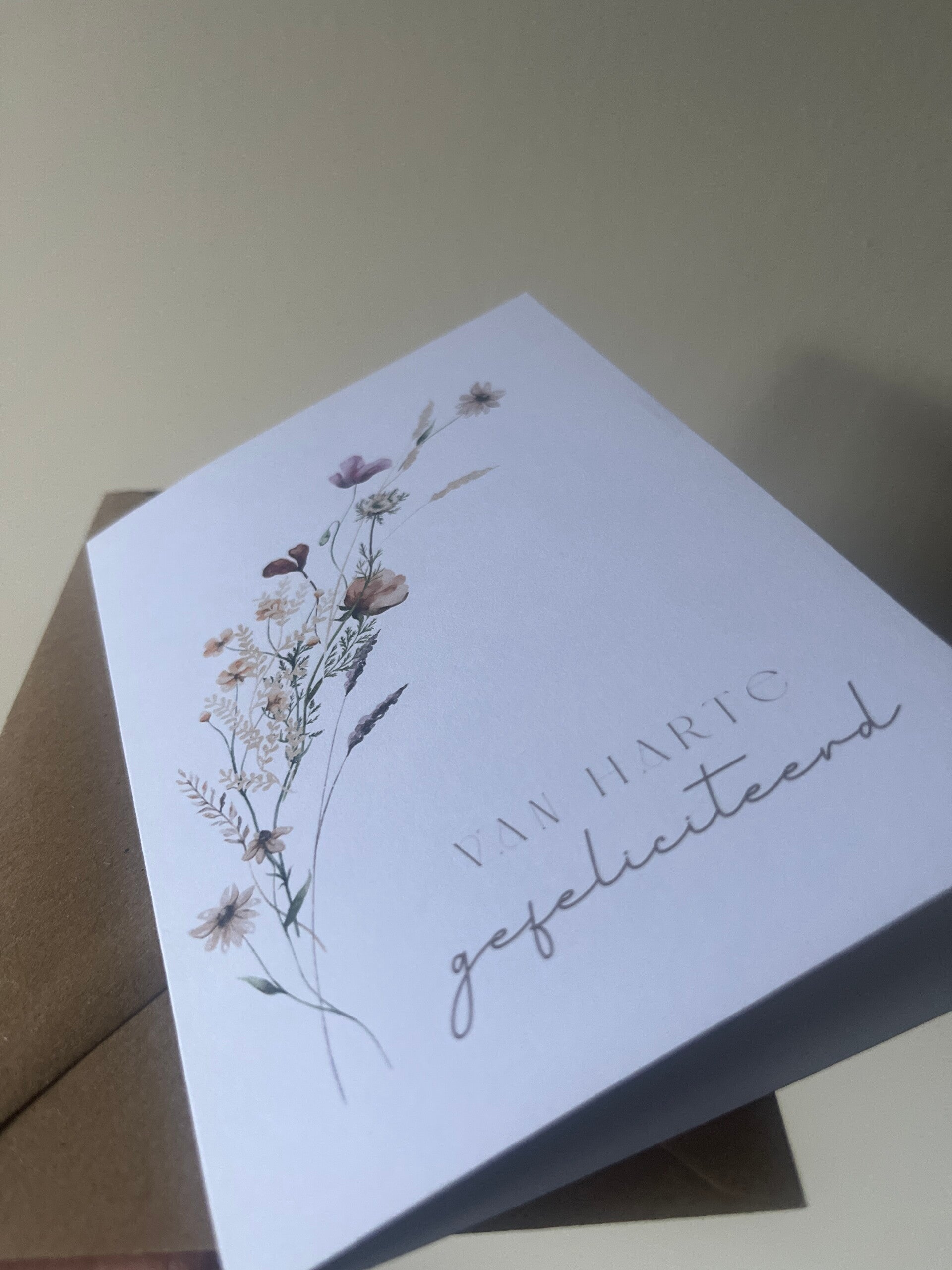 Gevouwen kaart “bloemen gefeliciteerd”