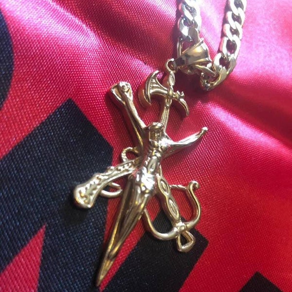 Crucifijo y cadena.