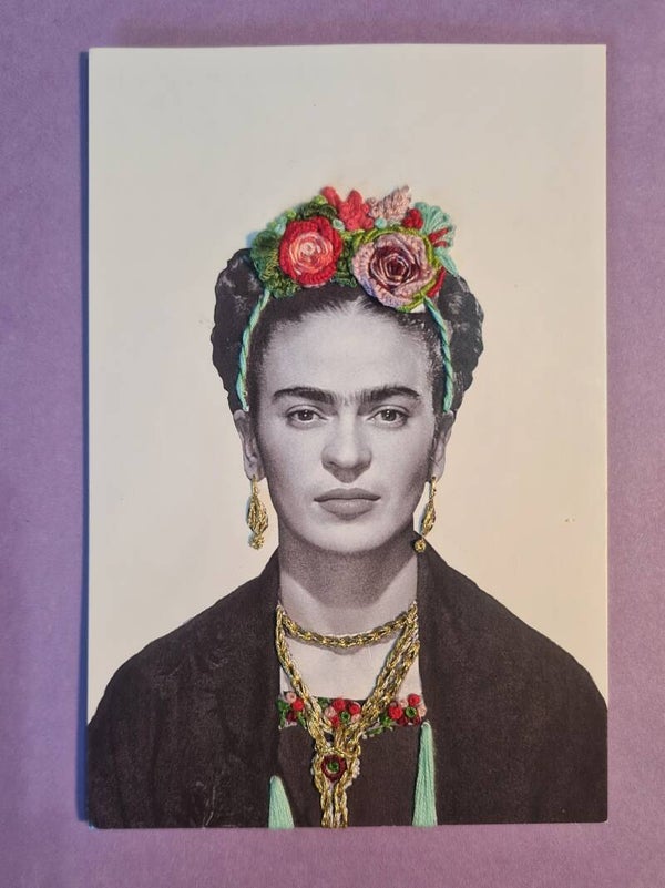 Geborduurde fotokaart 'Niets is wat het lijkt'.