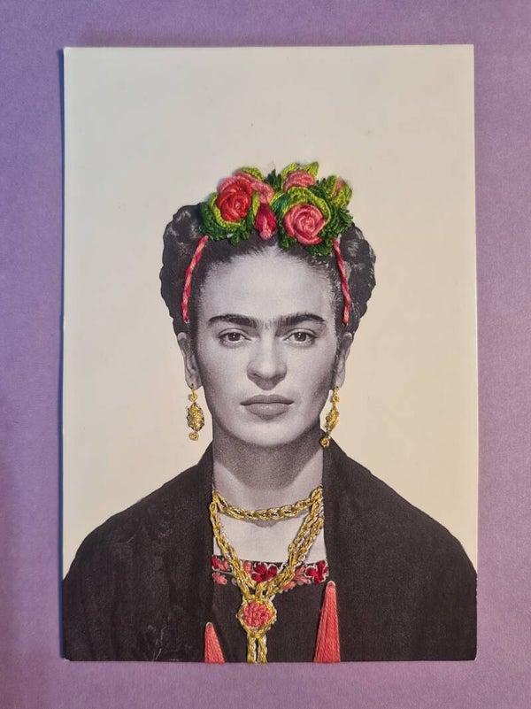 Geborduurde fotokaart 'Niets is wat het lijkt'.