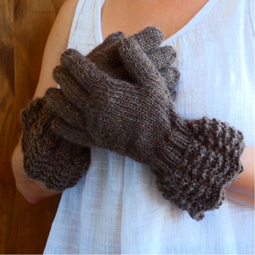 Pattern for women’s gloves with wavelets