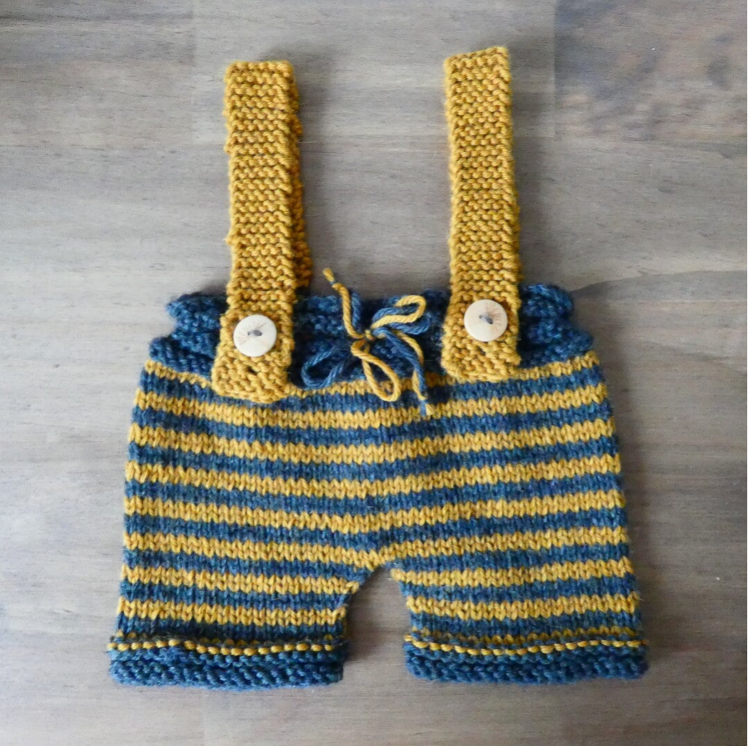 Modèle tricot salopette abeille pour bébé