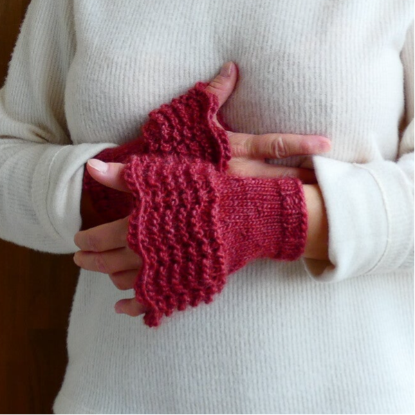 Pattern for women’s wool arm warmers, no wave