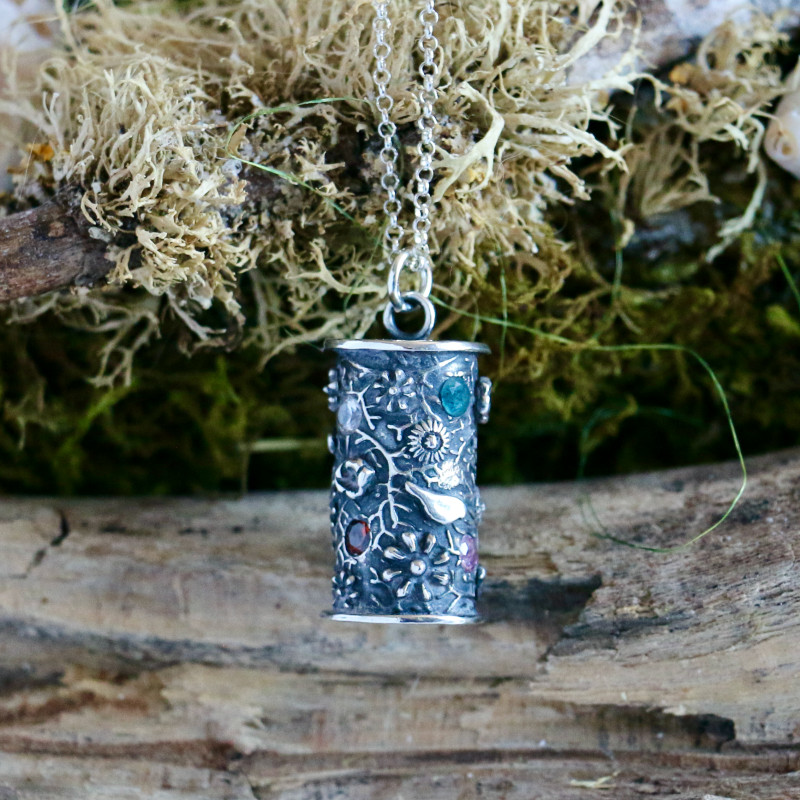 Tubular garden birds bead