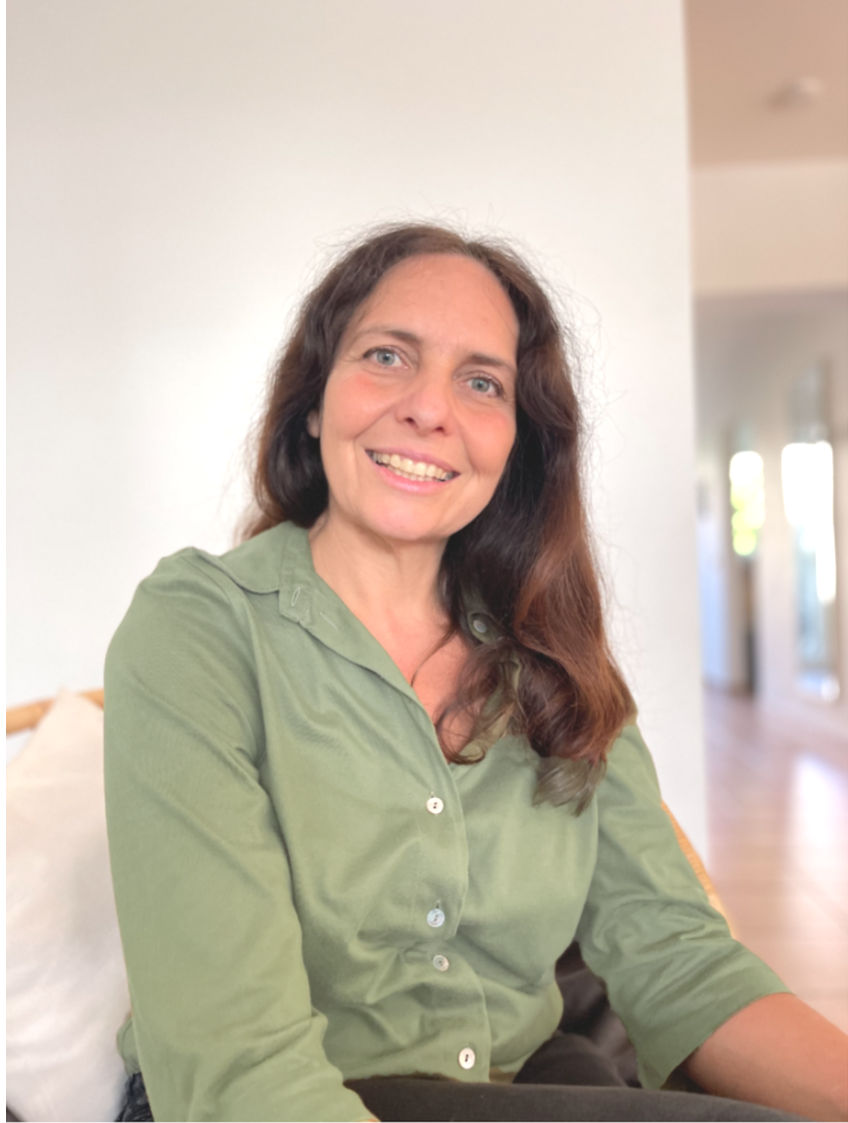 Freundliche kompetente Psychotherapeutin, die lächelt und zuhört.