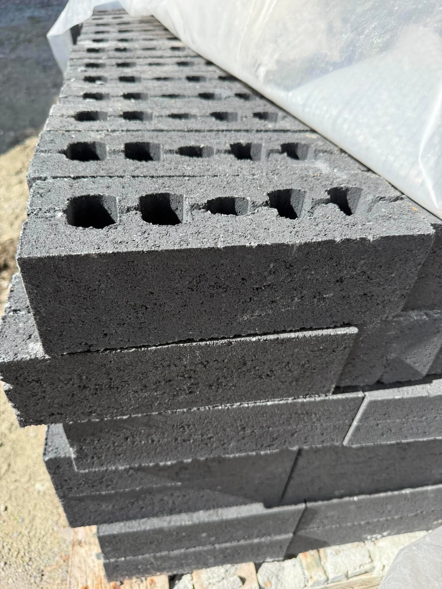 4.Brique noire Permacon- VENDU EN LOT