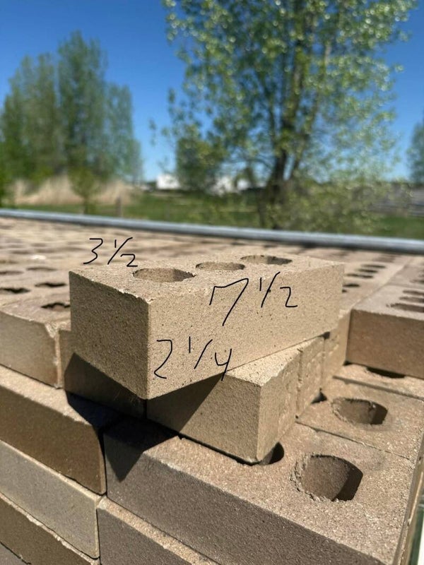 2. Brique non identifié  2 1/4 x 7 1/2 x 3 1/2 - VENDU EN LOT.