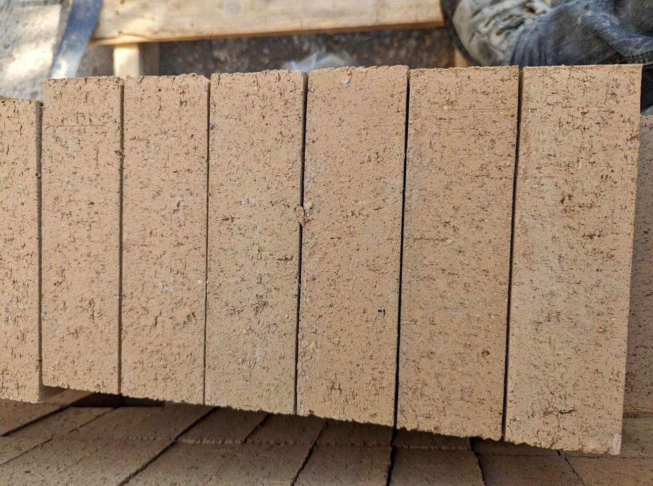 3.BRIQUES SHAW 8" x 2 1/4"— FAITES UNE OFFRE