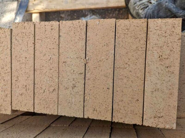 3.BRIQUES SHAW 8" x 2 1/4"— FAITES UNE OFFRE