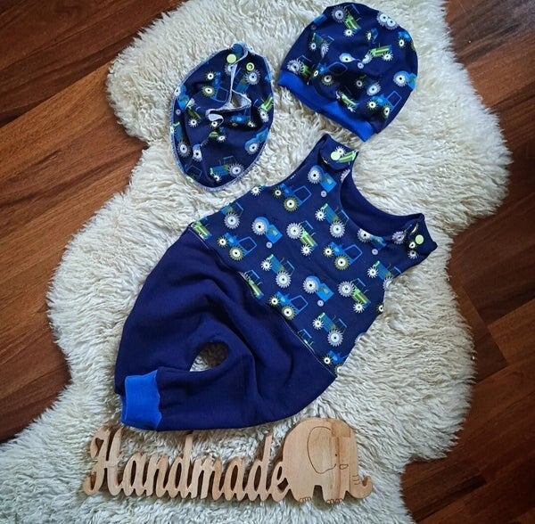 🩵 Baby Strampler Set 3 Teile (Strampler, Mütze, Halstuch) Traktor dunkelblau Sweat/Jersey Gr. 62 68