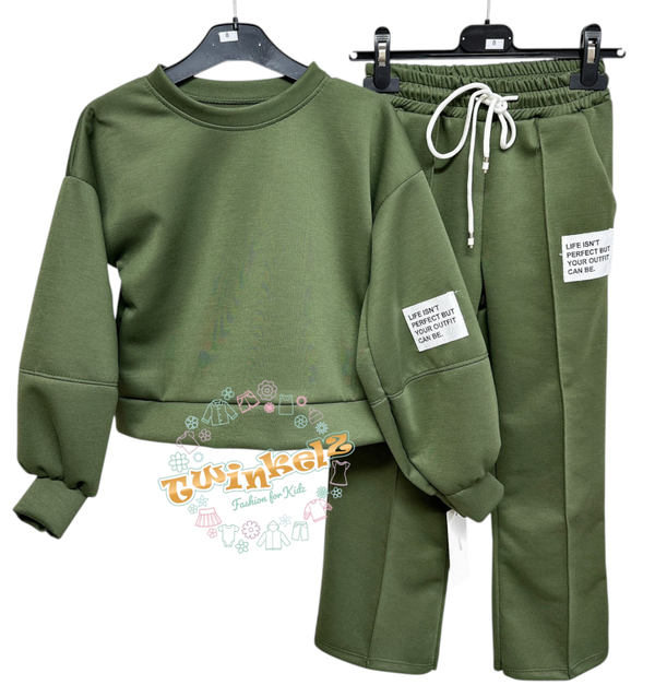Life isn't perfect but your outfit can be set - Legergroen