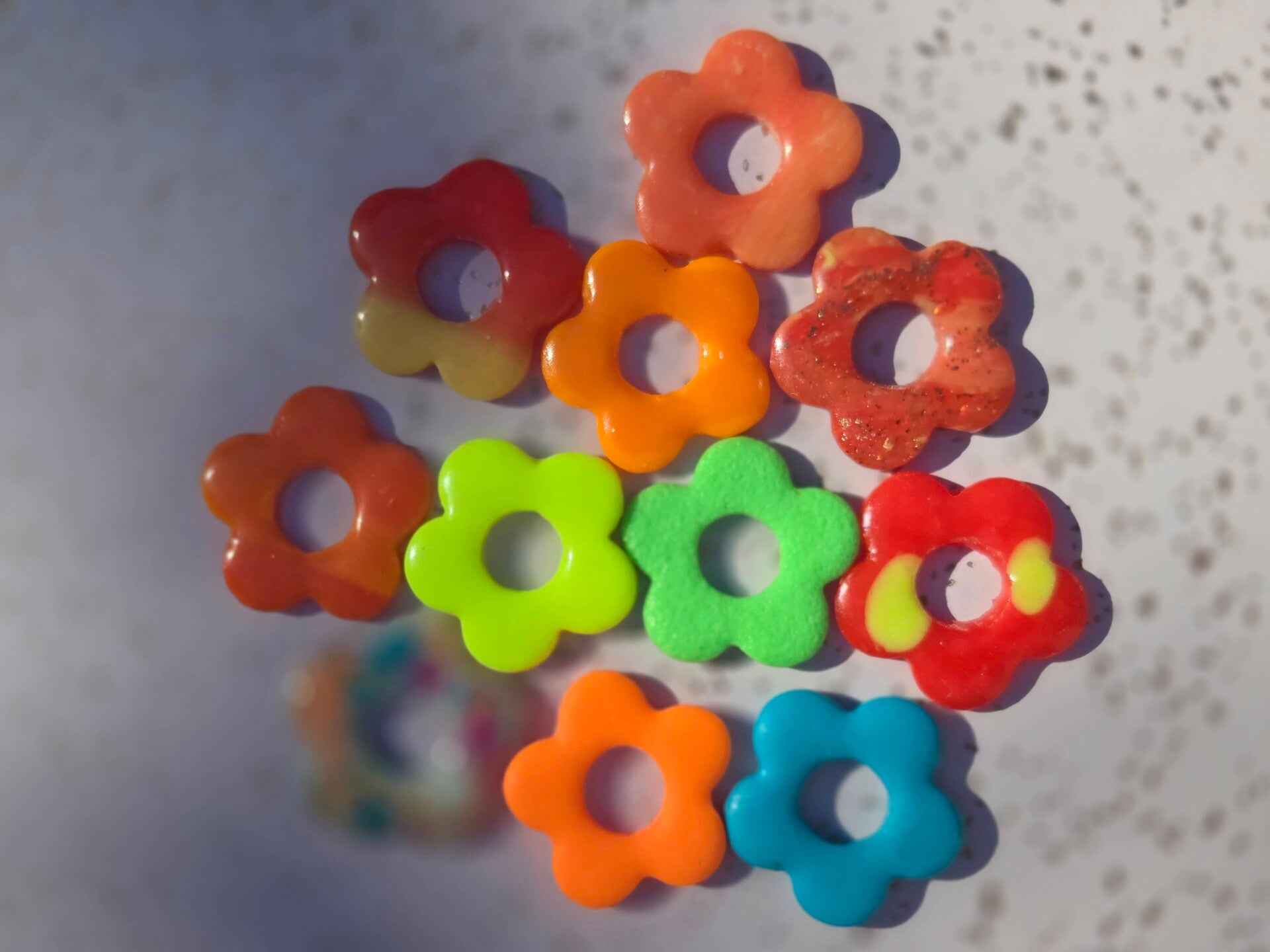 Pampille unique design abstrait argile polymère pour créoles personnalisables