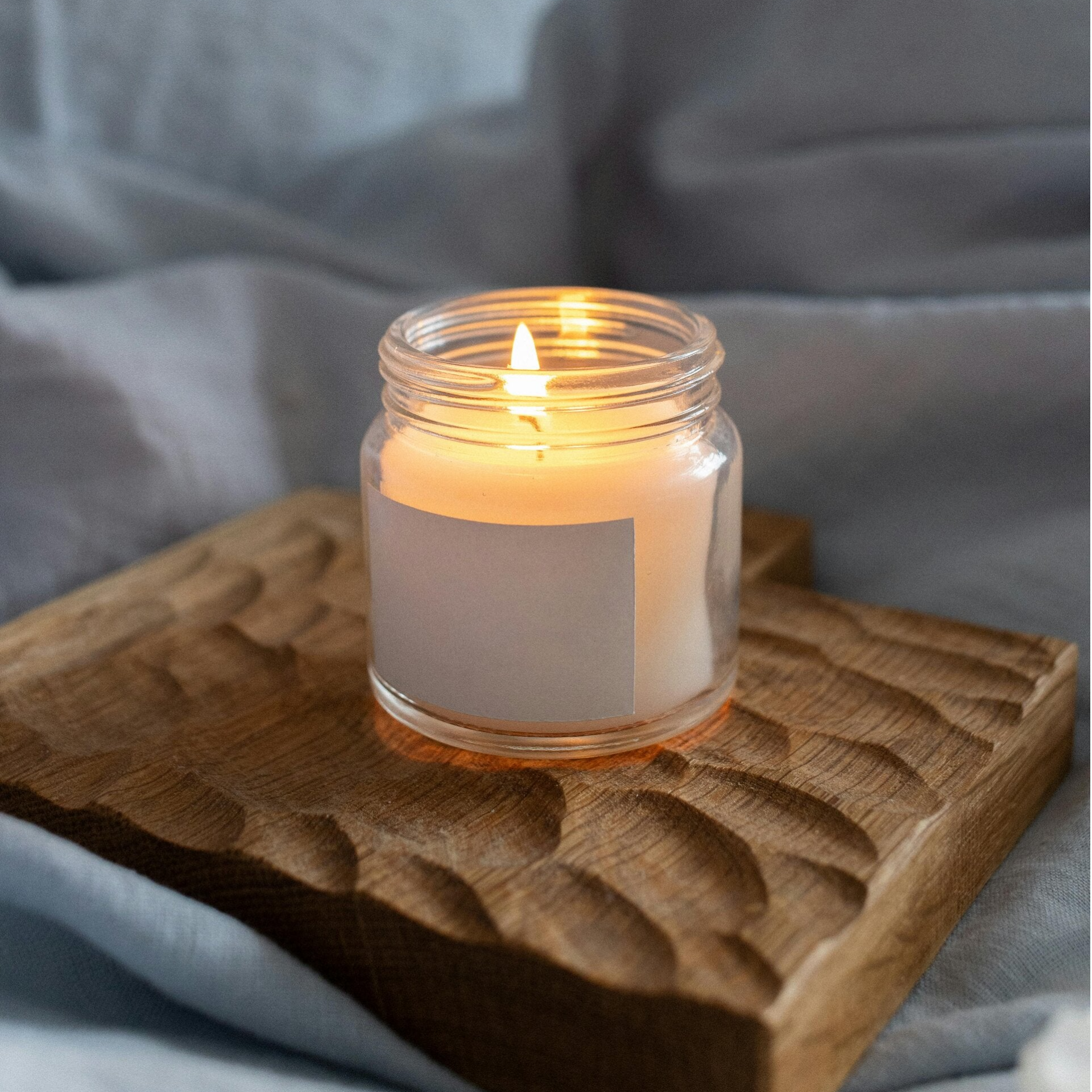 Bougie parfumée artisanale coulée à la main dans l’atelier Kodaly Création à Acoz, création unique et décorative.