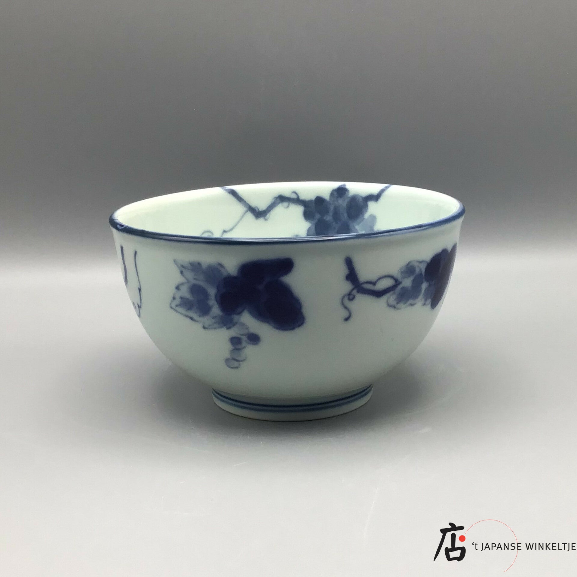 Ochawan / rijstkom met druivenpatroon Ø 13,3 cm, 7,5 cm hoog (K-Kigu11-73)