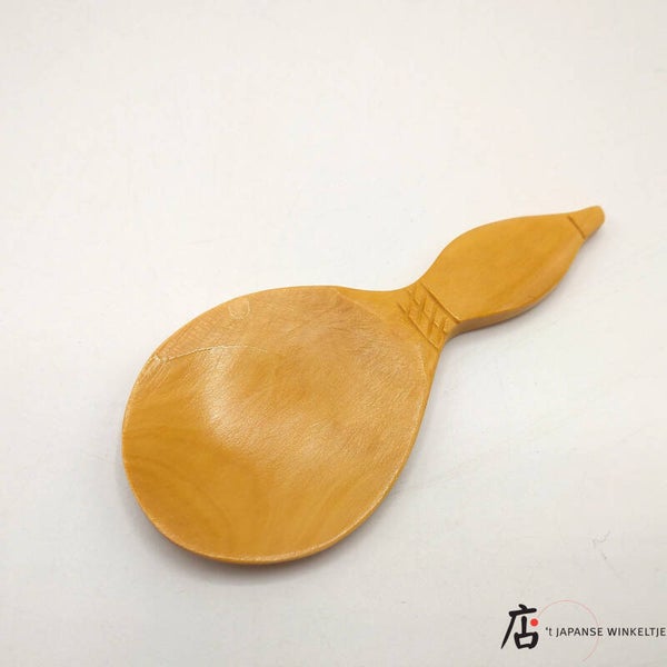 Chasaji / Theeschepje van hout in de vorm van een kalebas (H-Chi-8525)