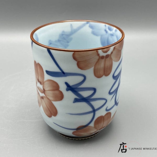 Yunomi (湯呑) theekop grote lichtrode bloem Ø 6,8 cm 8,3 cm hoog (K-Sai-99341)