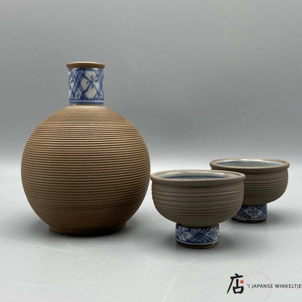 Sake set incl. 2 kommetjes bruin met blauw/witte decoratie (K-Touga18-33)