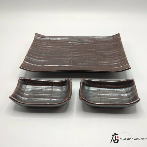 Sushi-set rood/bruin: 1 groot bord Oozara (大皿) met 2 kleine schaaltjes (小皿) (K-Touga-8)
