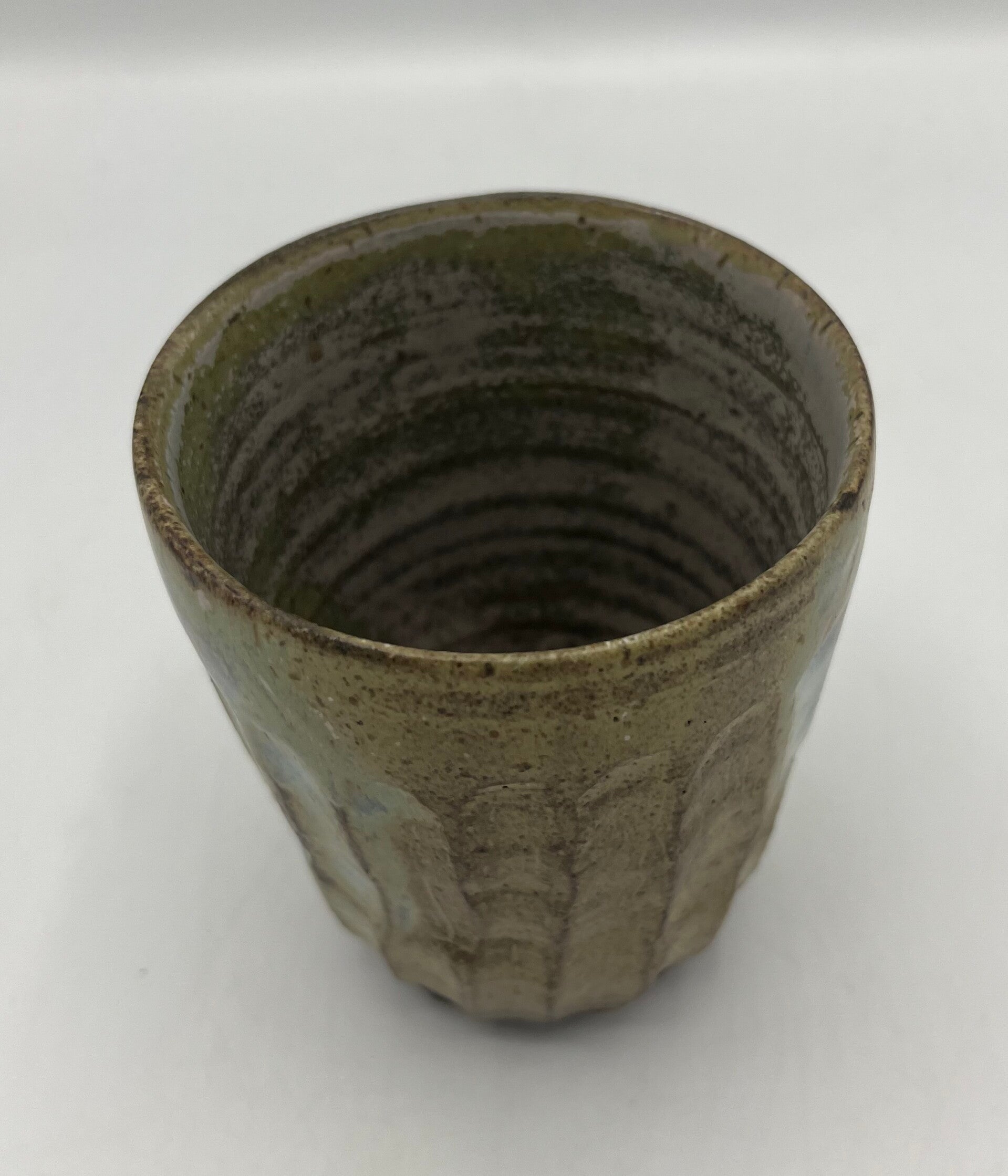 Anne Sey's groen geglazuurde theekop (K-AS-26-8e)
