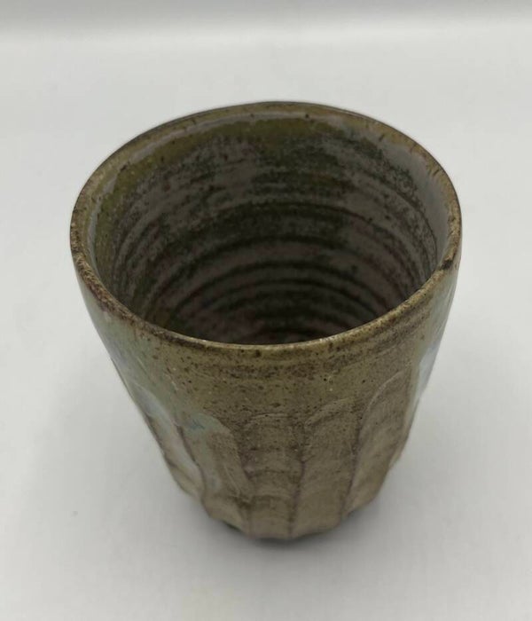Anne Sey's groen geglazuurde theekop (K-AS-26-8e)