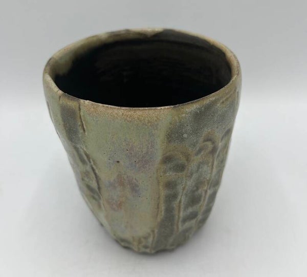 Anne Sey's groen geglazuurde theekop (K-AS-26-9d)