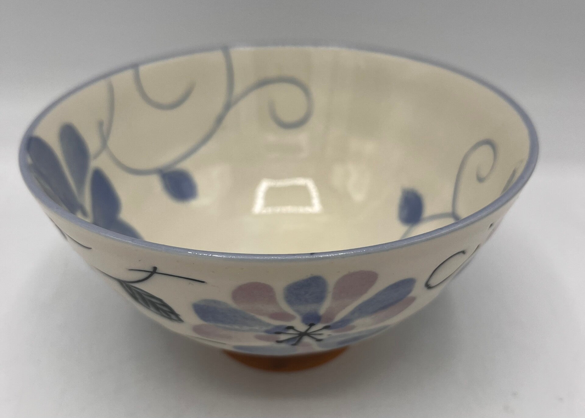 Kom met blauwe bloemen (K-Kigu26-15b)