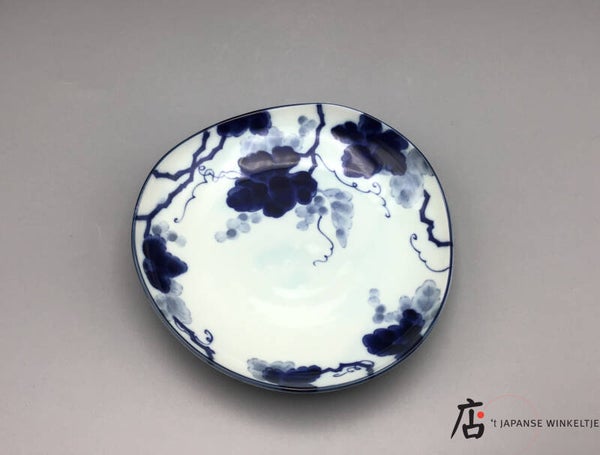 Schaal wit met blauw druivenmotief (K-Kigu22-43)