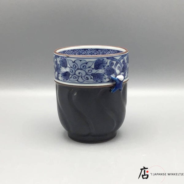 Yunomi / Theebeker zwart met blauw/witte rand en poppetje  Ø 8 cm 10 cm hoog  (K-Sai-23376)