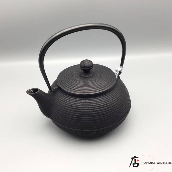 Theepot van gietijzer Senbiki zwart 900 ml (M-Iwa-11210)