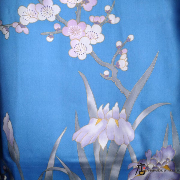 Kimono dames 100% zijde blauw met pruimenbloesems & irissen (T-Yuk-D Zijde Blauw)